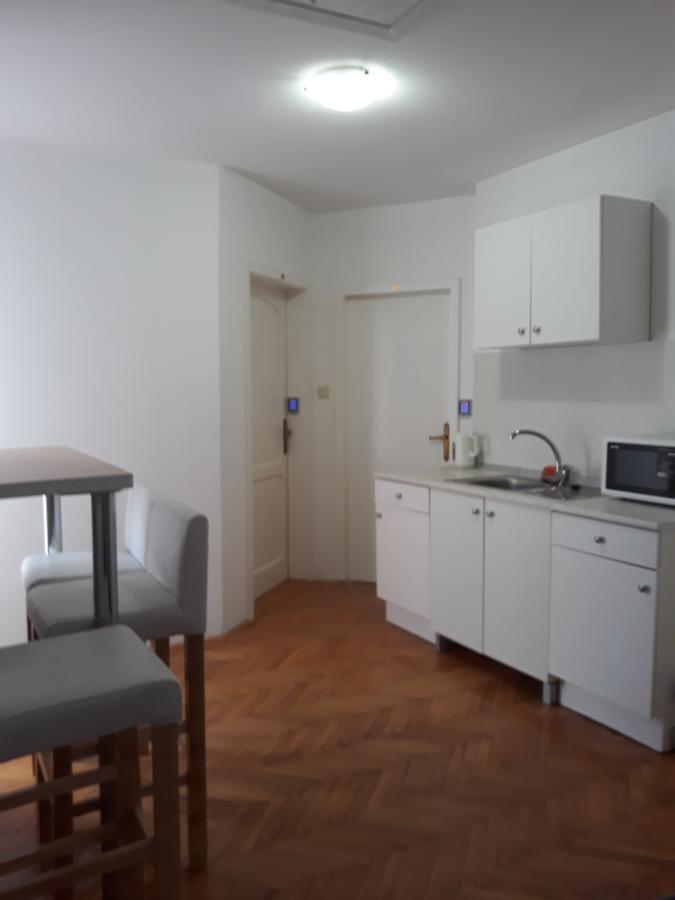 Hostel Corner 021 Novi Sad Bagian luar foto